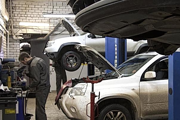 мастер меняет сальник